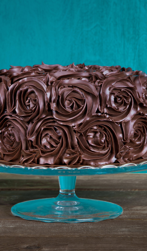 Шоколадный торт на стеклянном подносе на столе