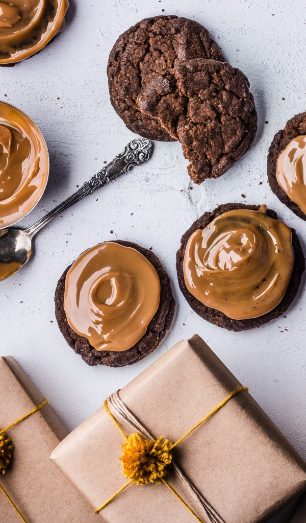 Шоколадное печенье с ореховой пастой на столе с подарками