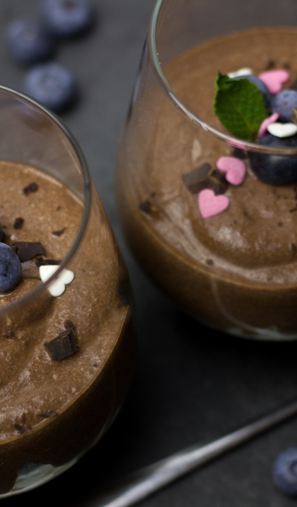 Шоколадный десерт в стаканах с ягодами черники