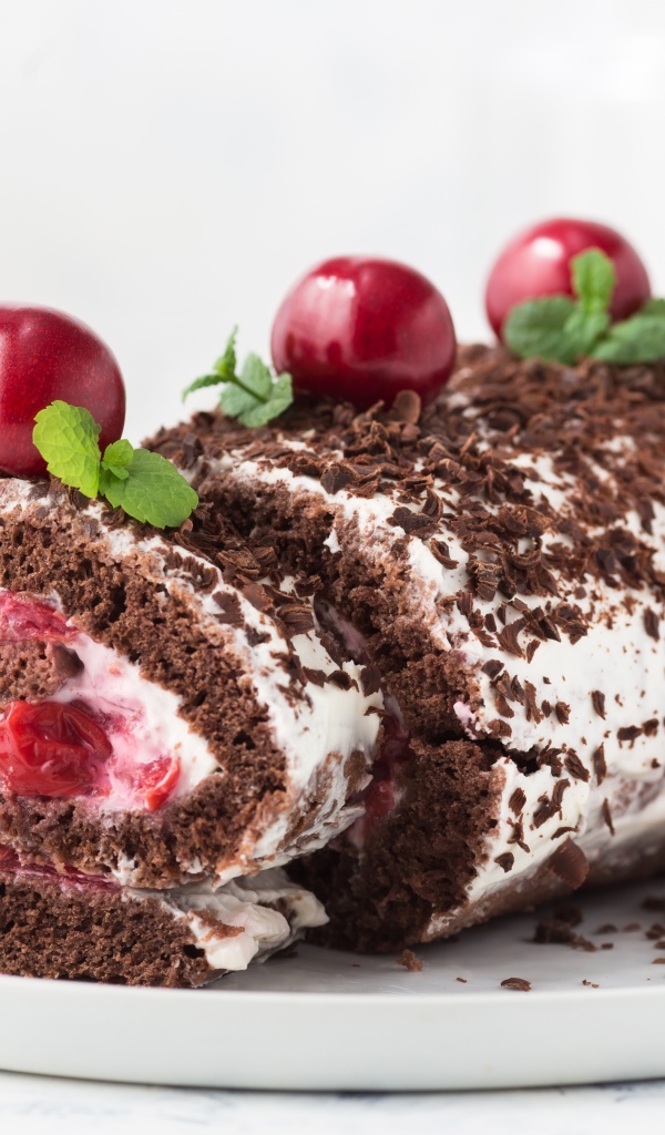 Шоколадный рулет с кремом и черешней 