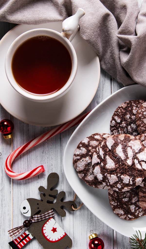 Рождественское печенье на столе с чаем