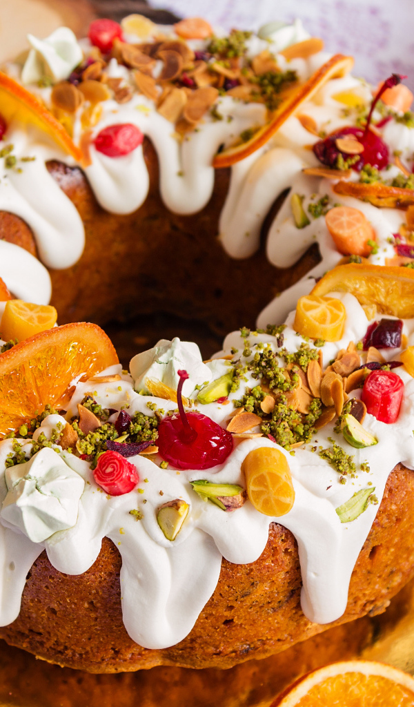 Кекс с глазурью и сухофруктами на Рождество 