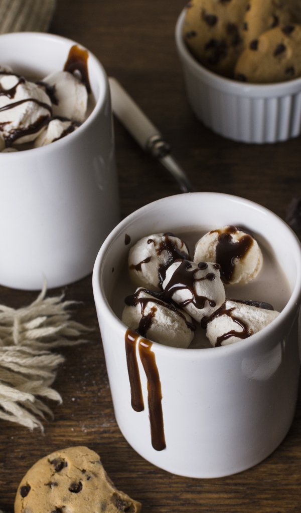 Какао с мороженым в белых чашках 