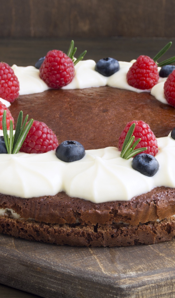 Кофейный торт со сливками и ягодами черники и малины