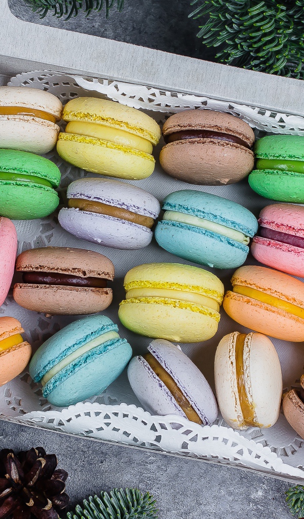 Разноцветное печенье макарун в коробке на столе