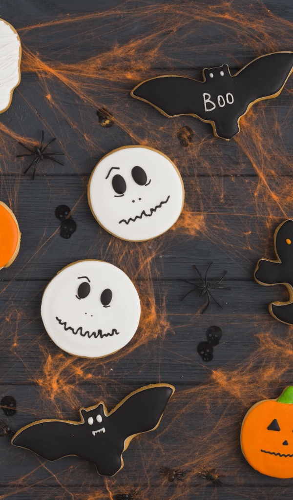 Печенье на столе с паутиной на праздник Хэллоуин 
