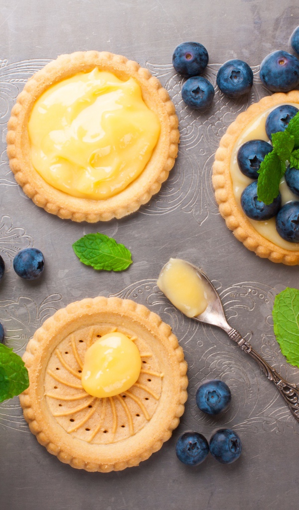 Печенье с кремом, ягодами черники и мятой