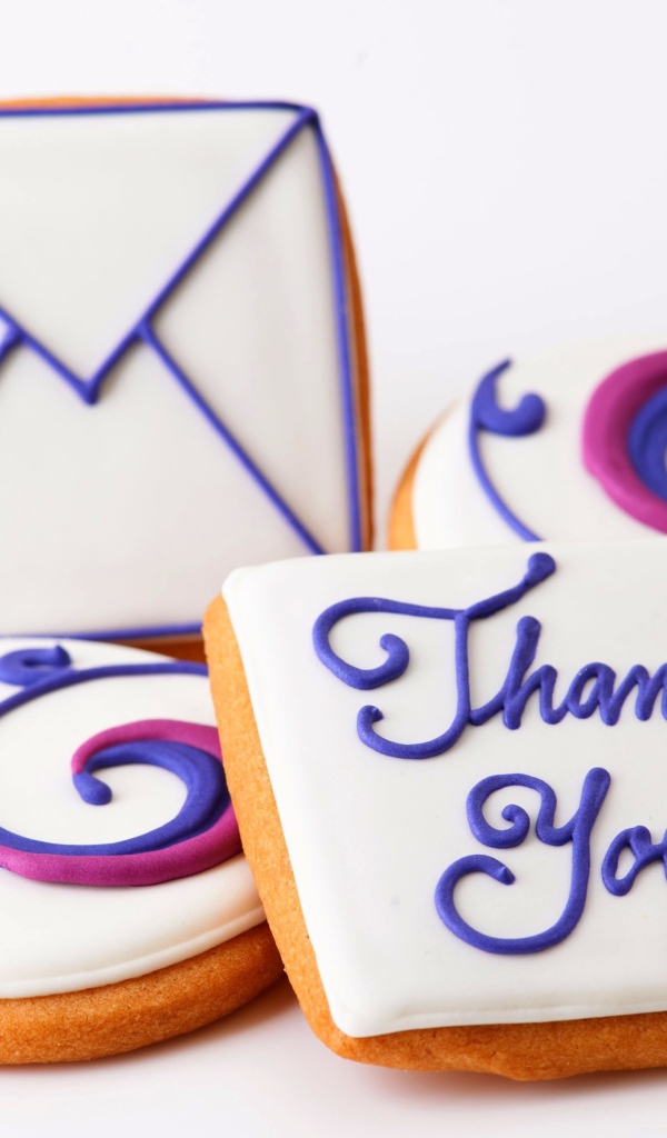 Печенье с надписями на сером фоне