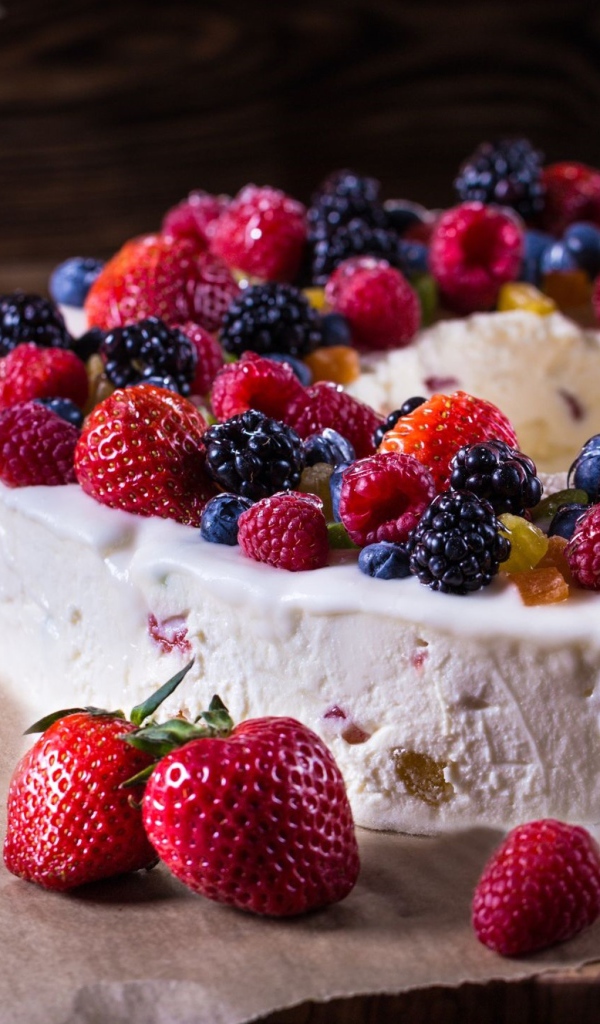 Творожный пирог с кремом и свежими ягодами