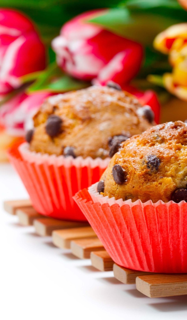 Кексы с шоколадом на белом фоне с букетом тюльпанов 