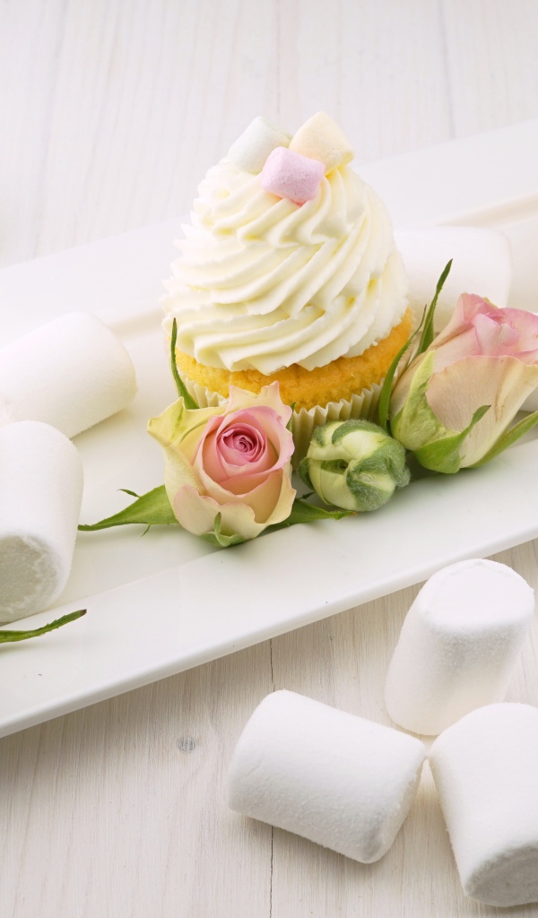 Кексы с кремом, цветами розы и маршмеллоу