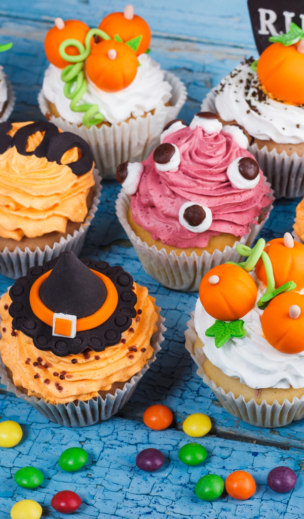 Кексы с кремом и украшениями на Хэллоуин 