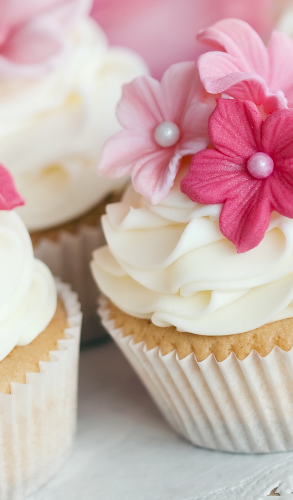 Кексы с кремом и розовыми цветами крупным планом