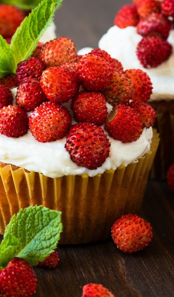 Кексы с кремом и ягодами земляники 