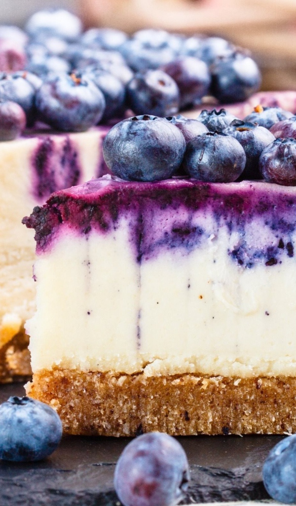 Аппетитный чизкейк с ягодами черники крупным планом