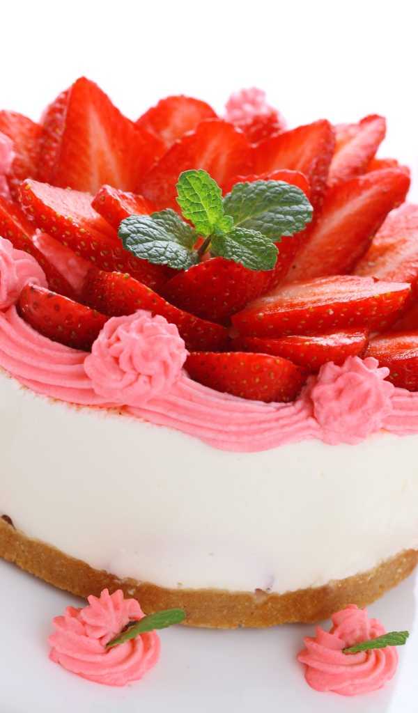 Аппетитное пирожное суфле с розовым кремом и клубникой