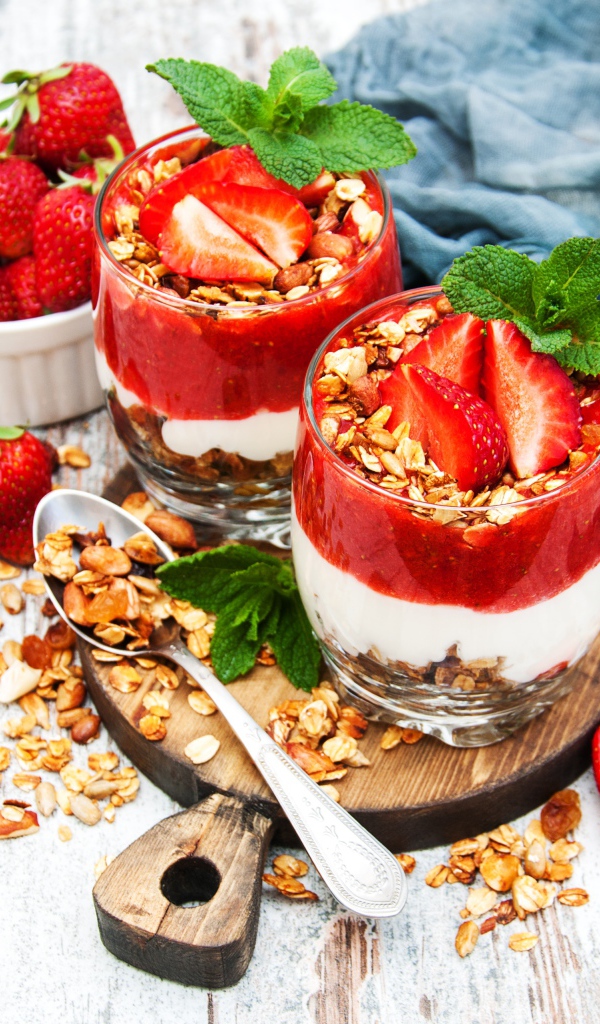 Десерт с овсяными хлопьями и клубникой на столе