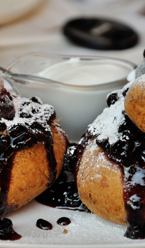 Пончики и с вареньем и сахарной пудрой