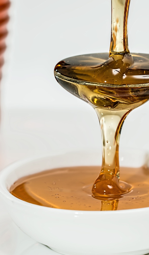 Свежий сладкий мед стекает по ложке