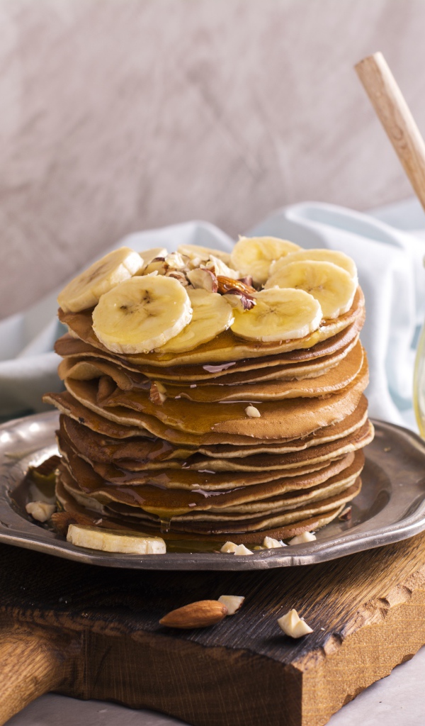 Оладьи с медом и бананами на столе