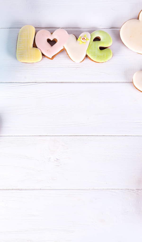 Подарочная коробка в форме сердца на столе с печеньем 