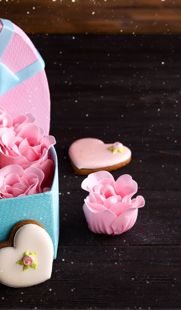 Коробка в форме сердца с розами из мастики и печеньем