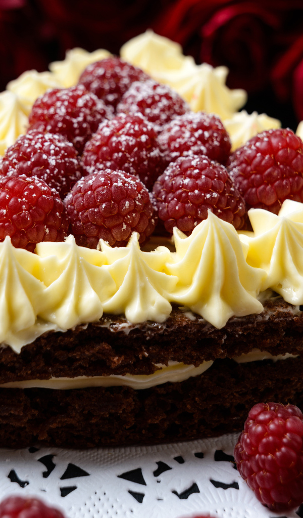 Торт в форме сердца с кремом и ягодами малины 