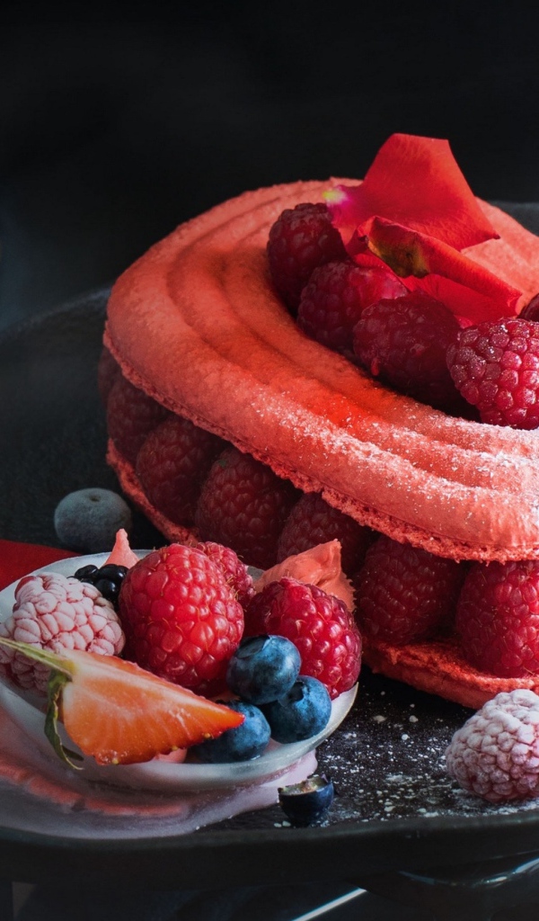 Торт в форме сердца с ягодами малины и сахарной пудрой