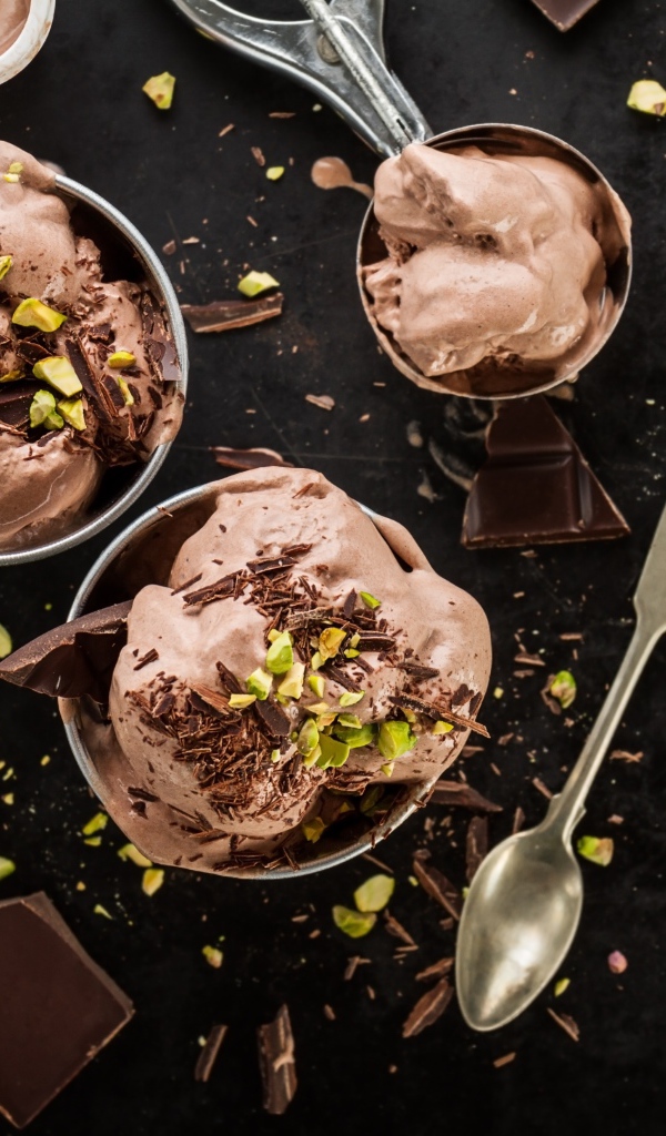 Мороженое с шоколадом и фисташками на столе