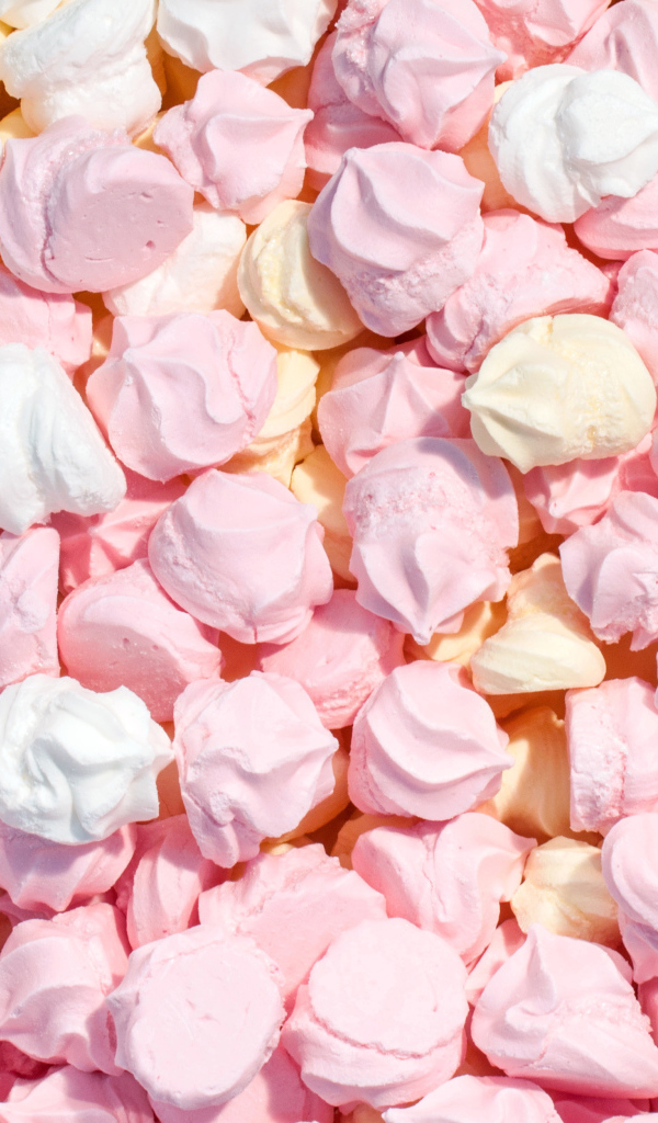 Много сушеного безе крупным планом