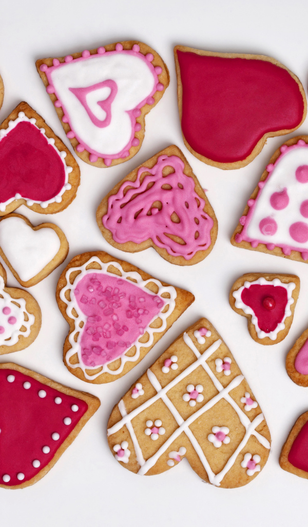 Много печенья в форме сердца с глазурью на сером фоне