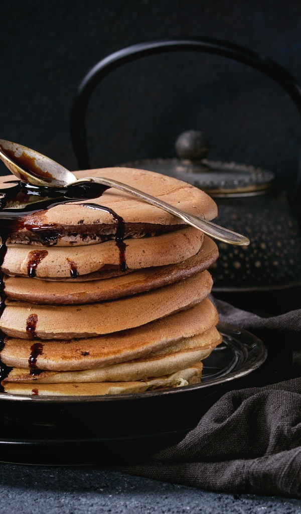 Пышные оладьи с шоколадом на столе