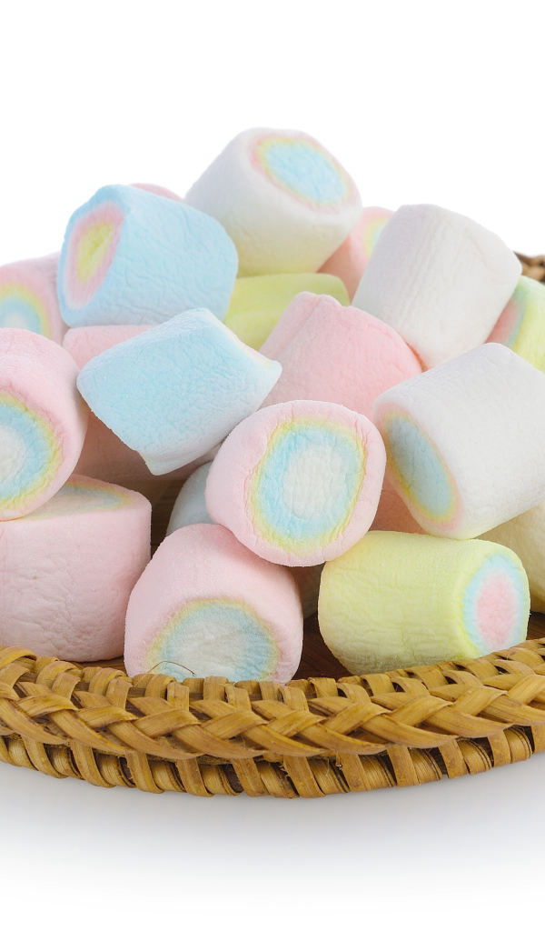 Маршмеллоу в корзинке на белом фоне