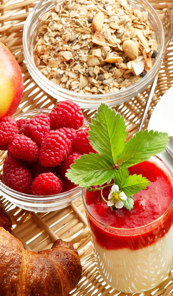 Мюсли, напитки, яблоко, выпечка и ягоды малины на завтрак