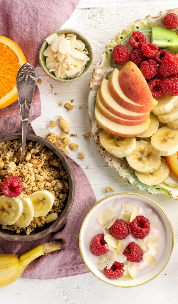 Мюсли на столе фруктами и соком к завтраку