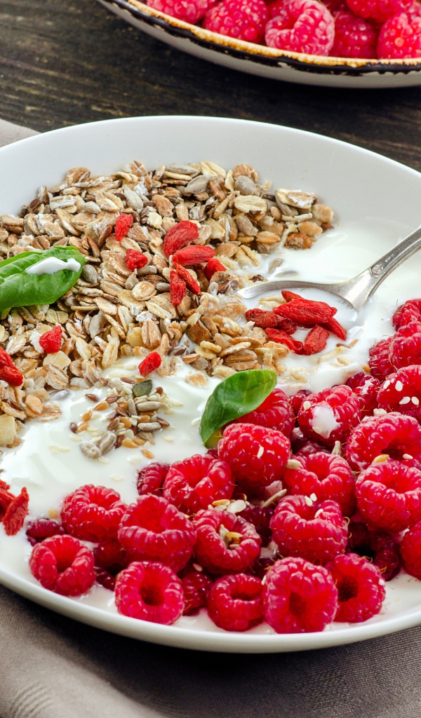 Мюсли йогуртом и свежими ягодами малины на завтрак