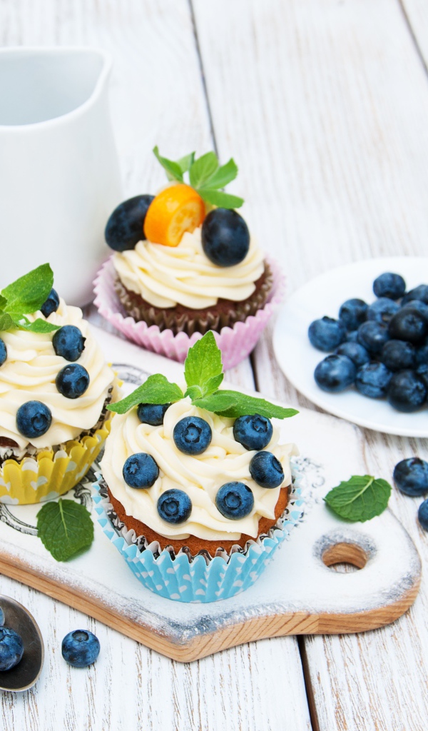 Кексы на столе с ягодами черники 