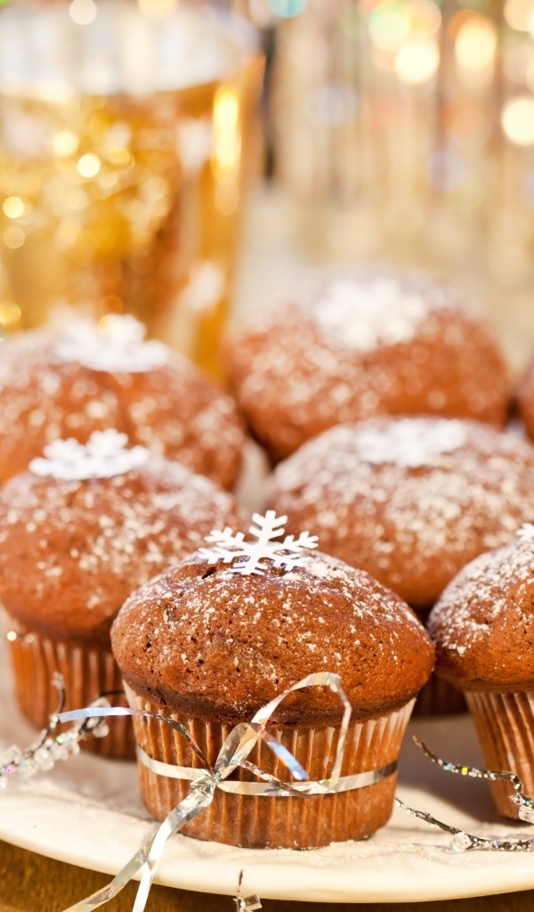 Кексы на столе с сахарной пудрой 