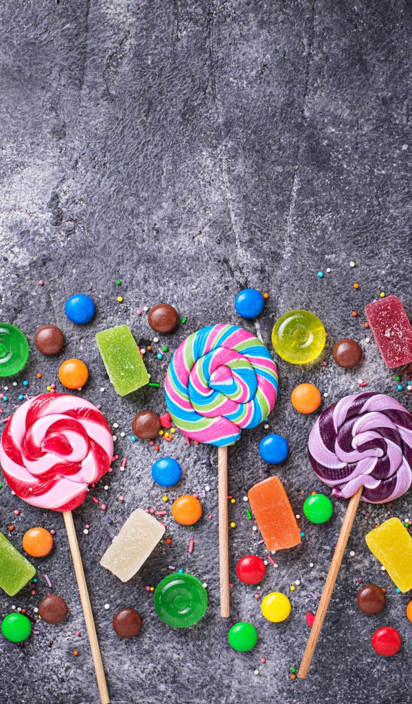 Разноцветные леденцы на сером столе