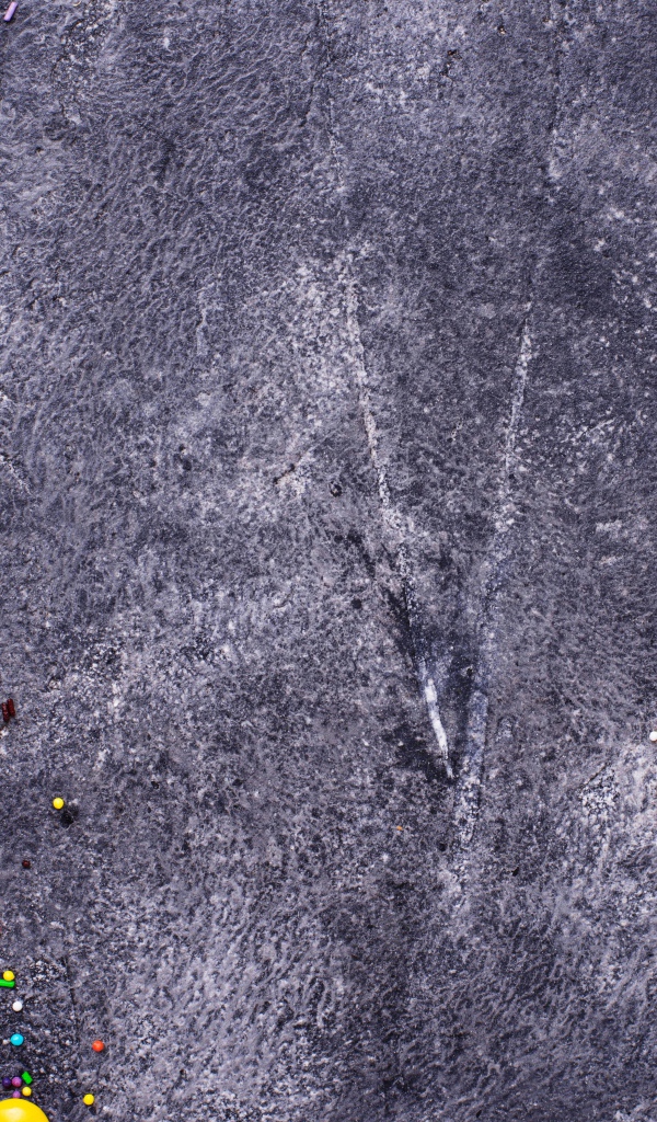 Разноцветные конфеты на сером фоне