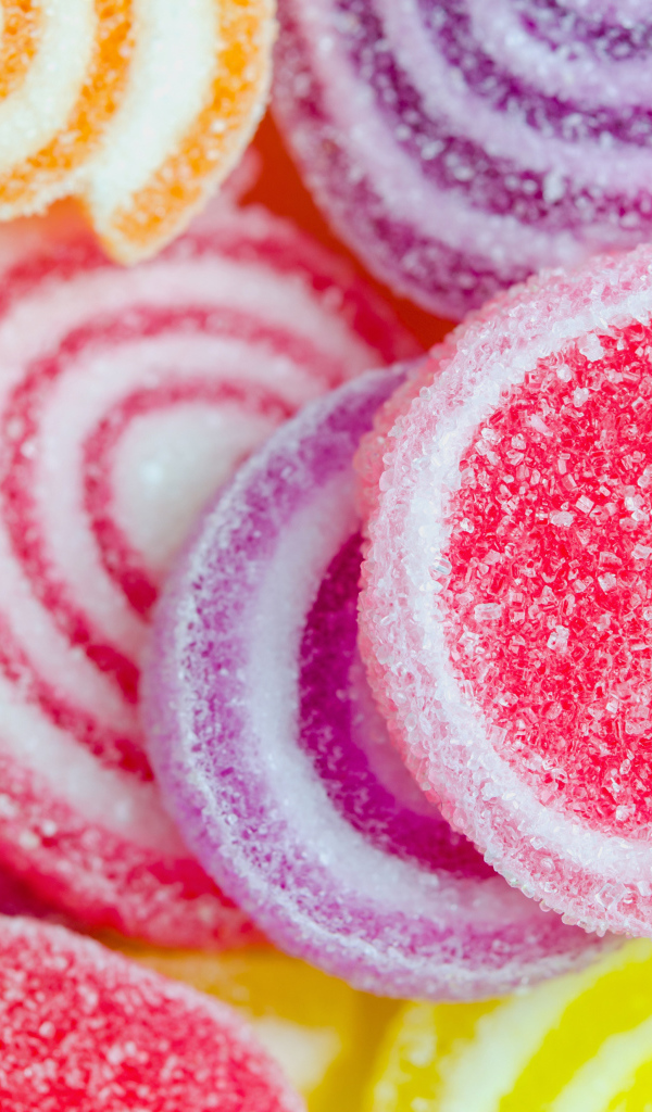 Разноцветный мармелад в сахаре крупным планом