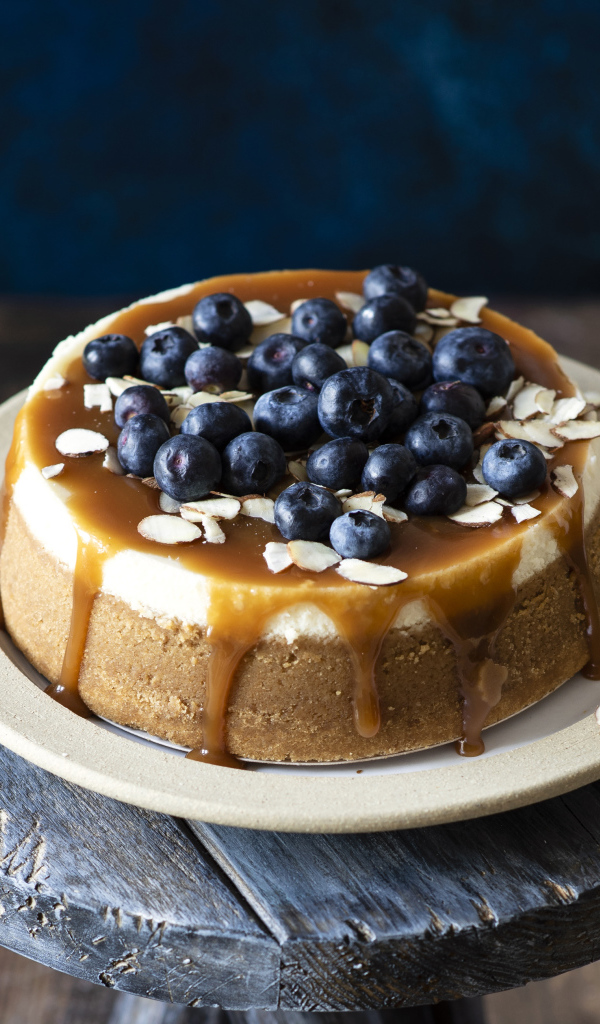 Пирог с карамелью и ягодами черники