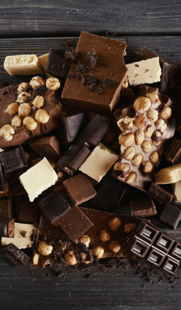 Куски шоколада на столе