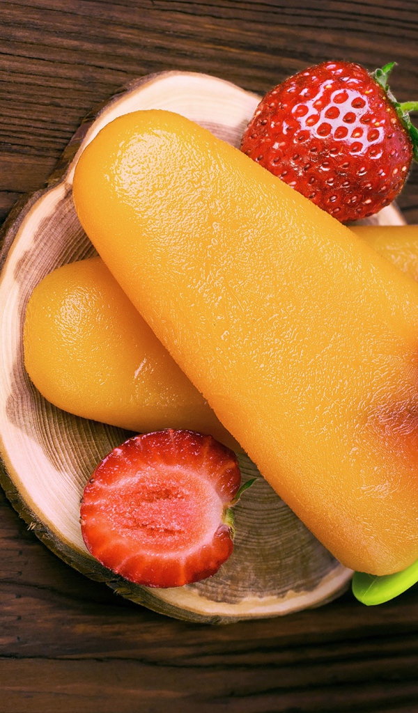 Фруктовое мороженое на столе с клубникой