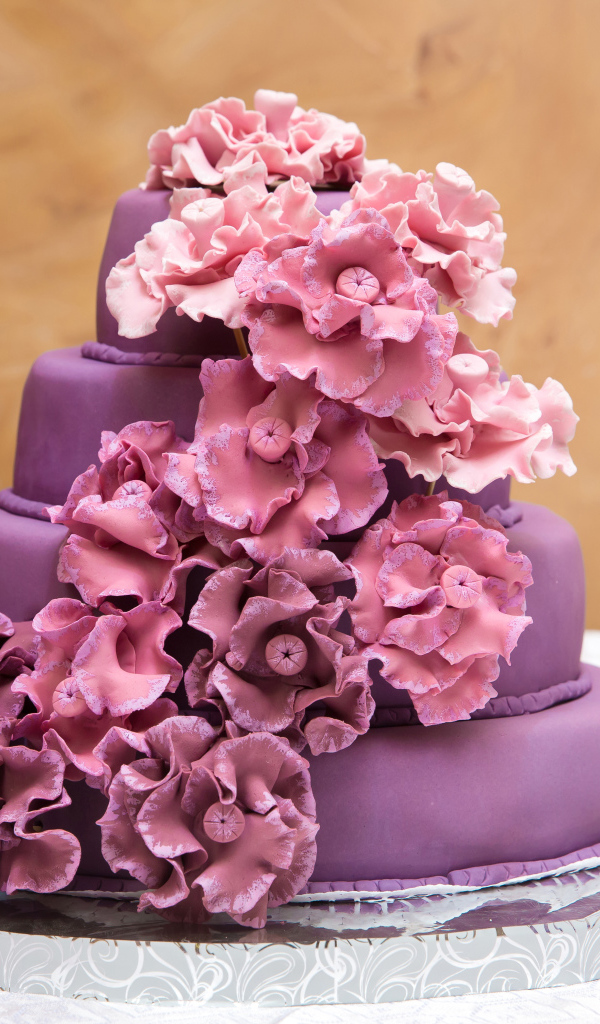 Фиолетовый торт с красивыми розовыми цветами