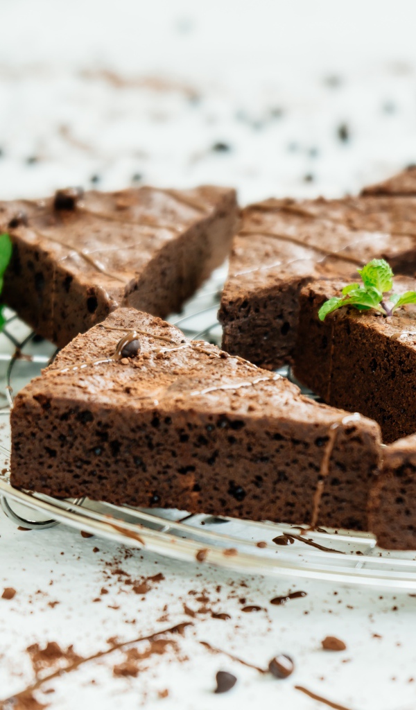 Кусочки аппетитного шоколадного десерта брауни