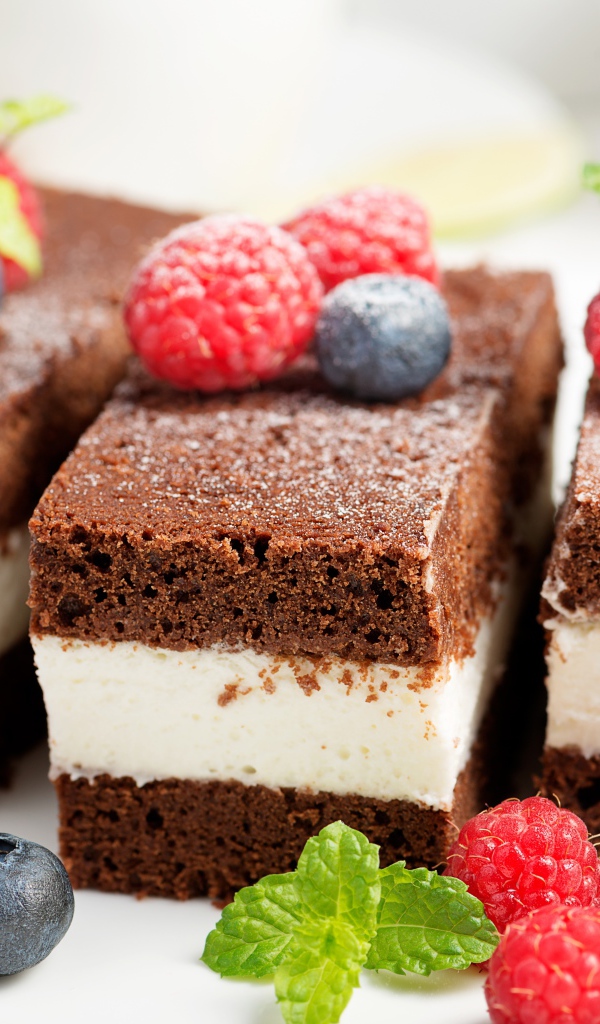 Пирожные с суфле и ягодами малины и черники 