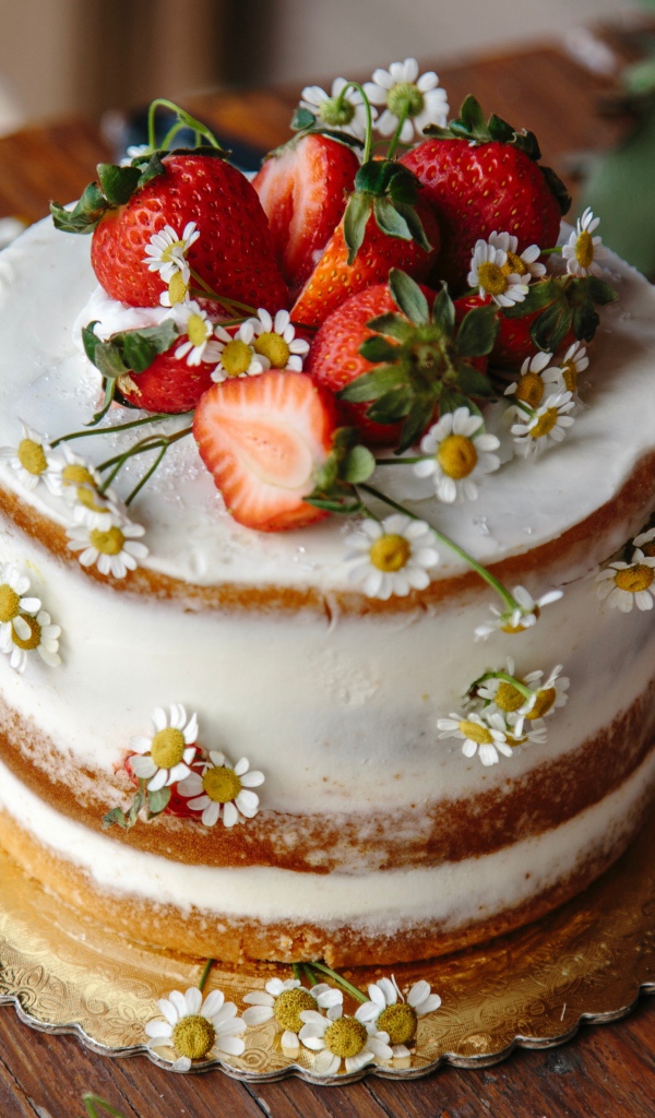 Бисквитный торт с ромашками и ягодами клубники