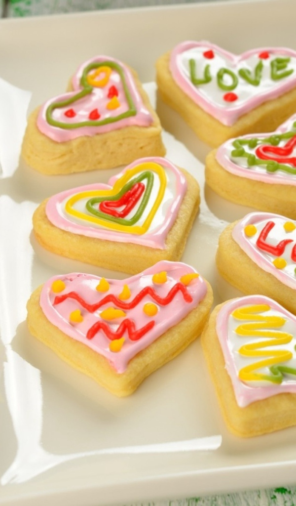 Сладкое печенье в форме сердца с глазурью 