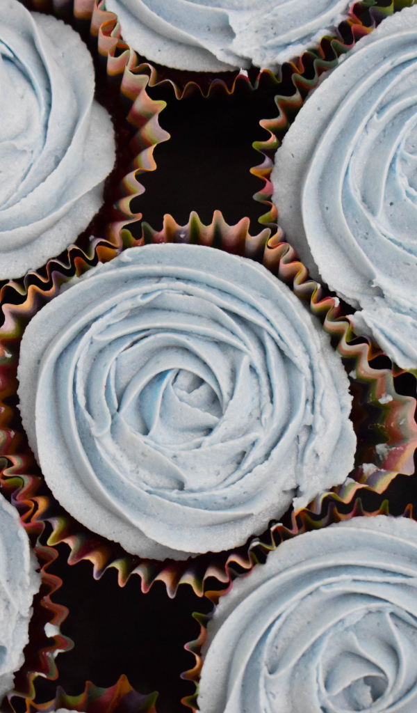 Сладкие кексы с кремом вид сверху